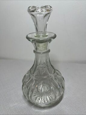 Clear Glass Vintage Round Decanter with Stopper
Excellent condition